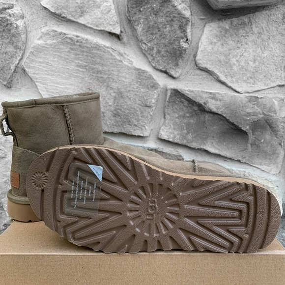 UGG Australia Boots Classic Mini II - Picture 2 of 5